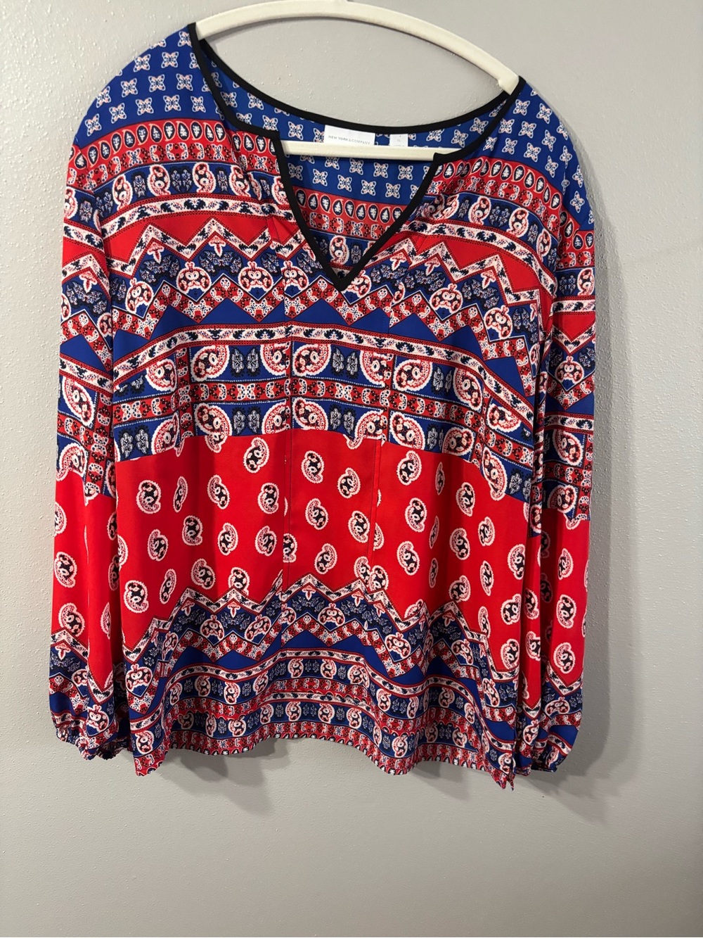 New York & Company Red and Blue Paisley V-Neck Tunic 23” Ptp